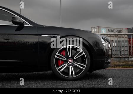 La parte anteriore DI UN volo Bentley Continental nero lucido 2016 Cerchi cilindrici con cerchi neri e argento pinze dei freni rosse con Logo Bentley Foto Stock