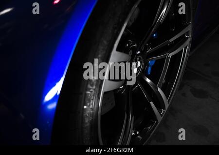 La ruota anteriore diamantata su una BMW M3 2015 F80 avvolto in San Marino Bluebmw Foto Stock