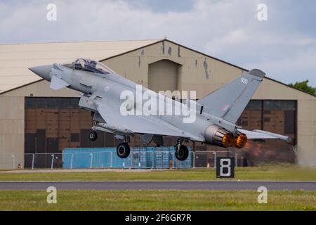 Un aereo da combattimento Royal Air Force Eurofighter Typhoon FGR4 che decolorerà per essere esposto a RIAT 2019, RAF Fairford, Regno Unito, il 21 luglio 2019. Foto Stock