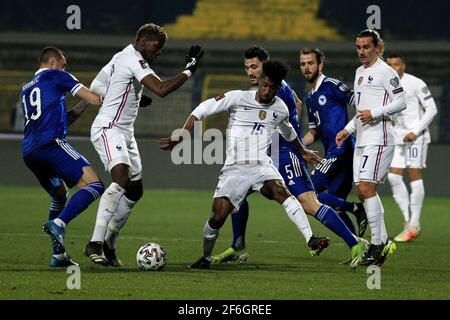 Sarajevo, BiH. 31 Marzo 2021. Kingsley Coman (C) della Francia compete durante la partita di qualificazione della Coppa del mondo FIFA Gruppo D tra Bosnia-Erzegovina (BiH) e Francia a Sarajevo, BiH, il 31 marzo 2021. Credit: Nedim Grabovica/Xinhua/Alamy Live News Foto Stock