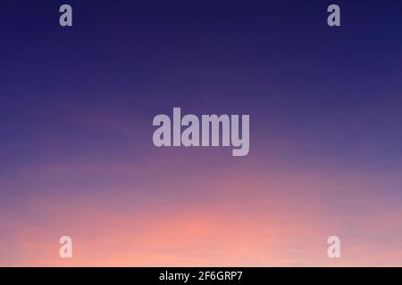 Bella mattina cielo chiaro sfondo. Cielo giallo blu colorato. Mattina sfondo blu chiaro colorato cielo con tenue nuvole bianche alba o tramonto. Foto Stock