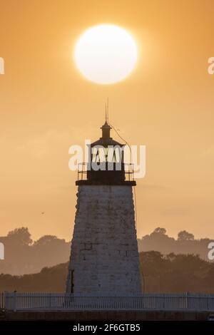 Faro di Goat Island al tramonto, noto anche come faro di Newport Harbor. Newport, RI, Stati Uniti Foto Stock