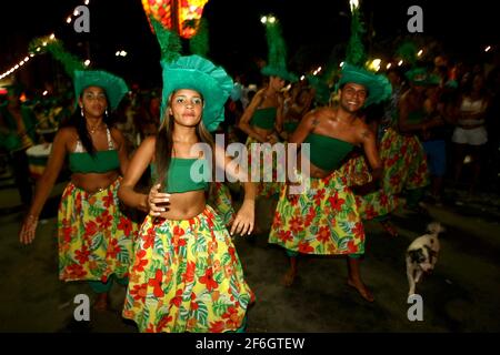 ilheus, bahia, brasile - 20 febbraio 2012: I membri della scuola di samba Imperadores do Samba sono visti durante una sfilata al carnevale nella città di il Foto Stock