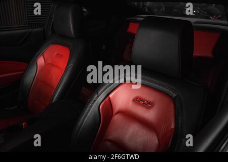 Un Camaro Chevrolet 2017 con interni in pelle nera e rossa Foto Stock
