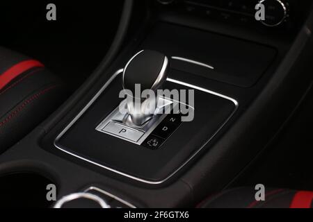 Un Mercedes Benz CLA 45 AMG 2016 con inserti in alluminio E Gear Stick automatico in pelle nera Foto Stock