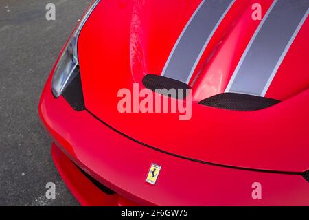 Il Bonnet anteriore DI UNA Ferrari 458 2015 speciale in Rosso metallizzato con due strisce grigie dalla parte anteriore a quella posteriore Foto Stock