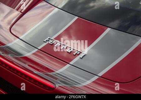 La Ferrari 458 speciale 2015 in rosso metallizzato con Dual Strisce grigie dalla parte anteriore a quella posteriore Foto Stock