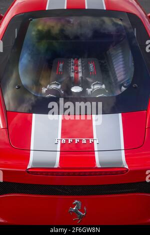 La Ferrari 458 speciale 2015 in rosso metallizzato con Dual Strisce grigie dalla parte anteriore a quella posteriore Foto Stock