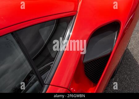 Presa d'aria in fibra di carbonio opzionale sul lato di A 2017 Ferrari 488 GTB Foto Stock