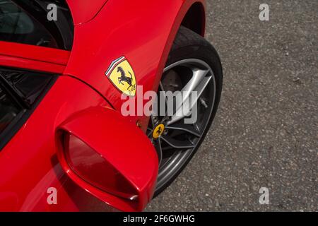 Il Ferrari Shield sul lato DI UNA Red 2017 Ferrari 488 GTB Foto Stock