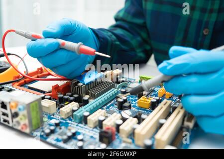 Asian Technician riparazione micro circuito scheda principale computer tecnologia elettronica, hardware, telefono cellulare, aggiornamento, concetto di pulizia. Foto Stock