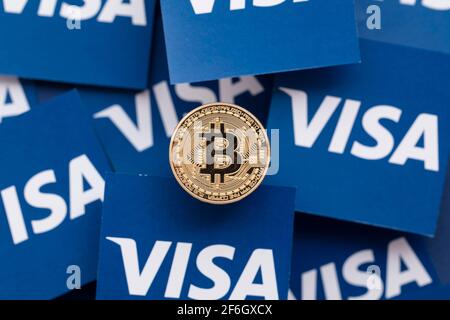 LONDRA, UK - Marzo 2021: Criptovaluta Bitcoin sul logo del servizio finanziario Visa Foto Stock