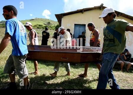 Itaju do colonia, bahia, brasile - 23 febbraio 2012: Gli Indiani dell'etnia Pataxo-ha-ha-ha-hae raccolgono il corpo di un indiano ucciso durante la co agraria Foto Stock