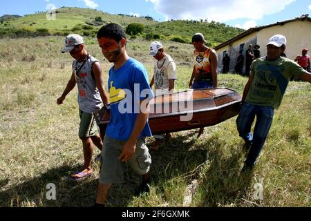 Itaju do colonia, bahia, brasile - 23 febbraio 2012: Gli Indiani dell'etnia Pataxo-ha-ha-ha-hae raccolgono il corpo di un indiano ucciso durante la co agraria Foto Stock