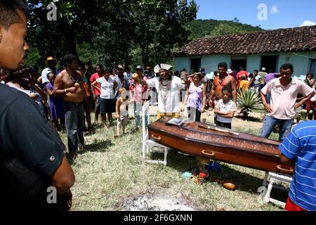 Itaju do colonia, bahia, brasile - 24 febbraio 2012: Gli Indiani dell'etnia Pataxo-ha-ha-ha-hae raccolgono il corpo di un indiano ucciso durante la co agraria Foto Stock