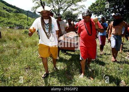 Itaju do colonia, bahia, brasile - 24 febbraio 2012: Gli Indiani dell'etnia Pataxo-ha-ha-ha-hae raccolgono il corpo di un indiano ucciso durante la co agraria Foto Stock