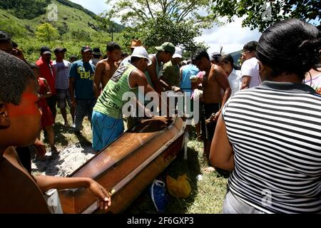 Itaju do colonia, bahia, brasile - 24 febbraio 2012: Gli Indiani dell'etnia Pataxo-ha-ha-ha-hae raccolgono il corpo di un indiano ucciso durante la co agraria Foto Stock