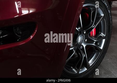 La ruota anteriore diamantata su UNA jeep Grand 2014 Cherokee SRT8 con pinze dei freni rosse Brembo Foto Stock