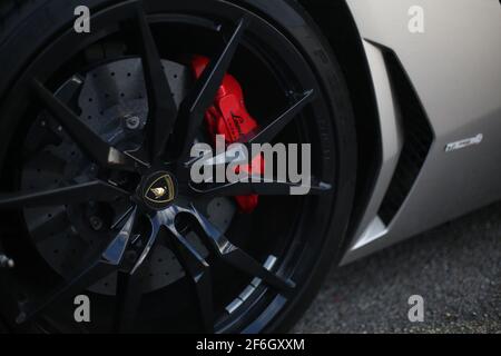 La porta a forbice aperta con interno in pelle nera e lucido Ruota nera su un 2014 Grigio Lamborghini Aventador con Rosso Pinze dei freni Foto Stock