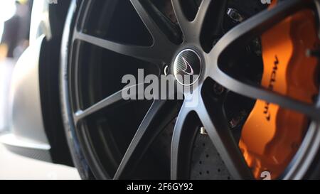 Il logo McLaren la ruota della vettura su UN 2016 McLaren 675LT Spyder in Chicane Grey Foto Stock