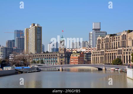 Vista dal ponte di Waibaidu a Shanghai, che guarda verso l'edificio postale e la sua torre dell'orologio. Foto Stock