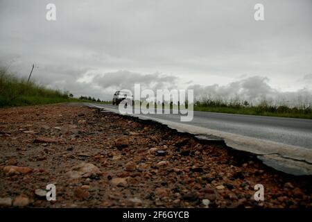 porto seguro, bahia / brasile - 5 maggio 2009: Spalla devastata dall'erosione sulla strada statale BR 367 nella città di Porto Seguro, nel sud di Bahi Foto Stock