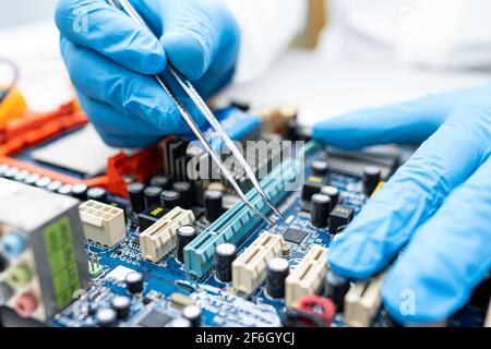 Tecnico che ripara l'interno del disco rigido. Circuito integrato: Il concetto di dati, hardware, tecnico e tecnologia. Foto Stock