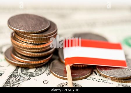 Pila di monete con bandiera austriaca su sfondo bianco. Foto Stock