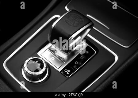 Una leva del cambio automatica all'interno della Mercedes Benz A45 2017 AMG in pelle con cresta AMG opzionale Foto Stock