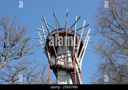 Ivenack, Germania. 30 Marzo 2021. Il sentiero delle cime degli alberi nel Tiergarten, nei pressi delle querce millenarie. Riapre il 01 aprile 2021. Credit: Bernd Wüstneck/dpa-Zentralbild/ZB/dpa/Alamy Live News Foto Stock