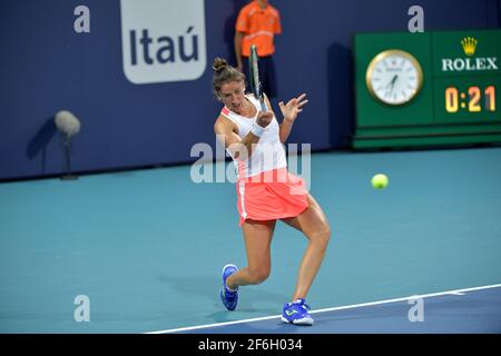 MIAMI GARDENS, FL - 31 MARZO: (NESSUNA VENDITA A NEW YORK POST) Bianca Andreescu del Canada sconfigge Sara Sorribes Tormo della Spagna il giorno 10 del Miami Open il 31 marzo 2021 all'Hard Rock Stadium di Miami Gardens, Florida persone: Sara Sorribes Tormo Credit: Storms Media Group/Alamy Live News Foto Stock