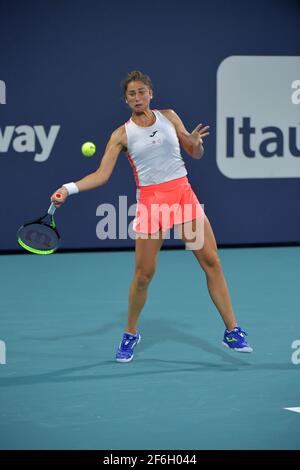 MIAMI GARDENS, FL - 31 MARZO: (NESSUNA VENDITA A NEW YORK POST) Bianca Andreescu del Canada sconfigge Sara Sorribes Tormo della Spagna il giorno 10 del Miami Open il 31 marzo 2021 all'Hard Rock Stadium di Miami Gardens, Florida persone: Sara Sorribes Tormo Credit: Storms Media Group/Alamy Live News Foto Stock