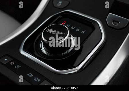 Una leva del cambio automatica all'interno della gamma Land Rover 2017 Rover Evoque con selettore del cambio con overfinch nero lucido con overfinch Logo Foto Stock