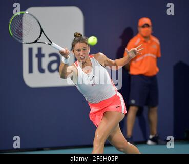 MIAMI GARDENS, FL - MARZO 31: (NESSUNA VENDITA A NEW YORK POST) Bianca Andreescu del Canada sconfigge Sara Sorribes Tormo della Spagna il giorno 10 del Miami Open il 31 Marzo 2021 all'Hard Rock Stadium di Miami Gardens, Florida persone: Sara Sorribes Tormo Credit: hoo-me / MediaPunch Foto Stock