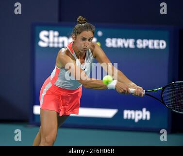 MIAMI GARDENS, FL - MARZO 31: (NESSUNA VENDITA A NEW YORK POST) Bianca Andreescu del Canada sconfigge Sara Sorribes Tormo della Spagna il giorno 10 del Miami Open il 31 Marzo 2021 all'Hard Rock Stadium di Miami Gardens, Florida persone: Sara Sorribes Tormo Credit: hoo-me / MediaPunch Foto Stock