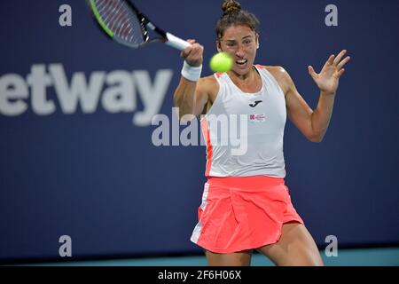 MIAMI GARDENS, FL - MARZO 31: (NESSUNA VENDITA A NEW YORK POST) Bianca Andreescu del Canada sconfigge Sara Sorribes Tormo della Spagna il giorno 10 del Miami Open il 31 Marzo 2021 all'Hard Rock Stadium di Miami Gardens, Florida persone: Sara Sorribes Tormo Credit: hoo-me / MediaPunch Foto Stock