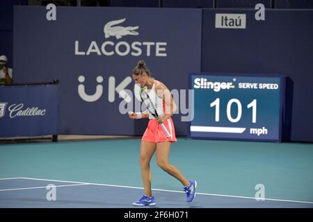 MIAMI GARDENS, FL - MARZO 31: (NESSUNA VENDITA A NEW YORK POST) Bianca Andreescu del Canada sconfigge Sara Sorribes Tormo della Spagna il giorno 10 del Miami Open il 31 Marzo 2021 all'Hard Rock Stadium di Miami Gardens, Florida persone: Sara Sorribes Tormo Credit: hoo-me / MediaPunch Foto Stock