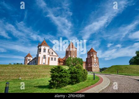 Complesso del castello di Mir in estate con cielo blu nuvoloso. Punto di riferimento turistico in Bielorussia, monumento culturale, vecchia fortezza Foto Stock