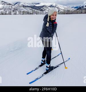 Stati Uniti, Idaho, valle del sole, Ritratto di croce donna anziana - sci di campagna su piste battute Foto Stock