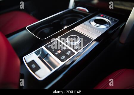 Una leva del cambio automatica all'interno della gamma Land Rover 2017 Rover Vouge Autobiography con Gloss Black e Red Leather Center Console Foto Stock
