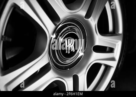 La ruota anteriore diamantata su 2014 rulli neri Il fantasma di Royce Foto Stock