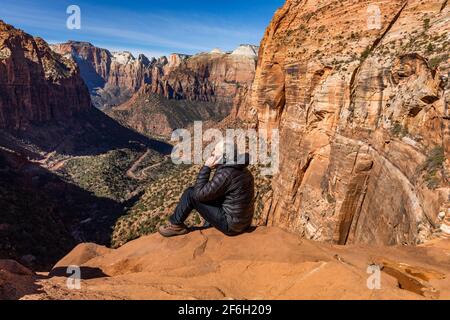 Stati Uniti, Utah, Zion National Park, uomo anziano che usa il telefono al Overlook of Zion Canyon nel Zion National Park Foto Stock