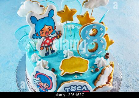 Tel Aviv - Israele, 12 marzo 2021: Torta basata sul gioco Toka Life, per una ragazza di otto anni per il suo compleanno. Foto Stock