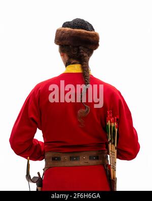 Vista posteriore di un antico arciere su sfondo bianco isolato. Foto Stock