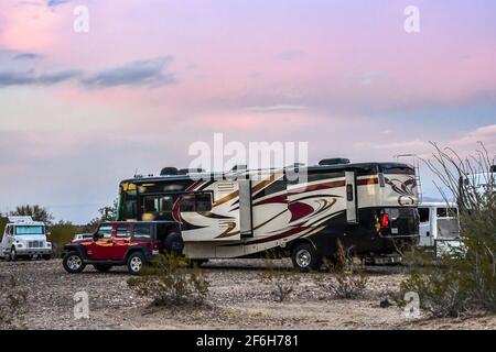 Joshua Tree NP, CA, USA - 21 gennaio 2020: Godendo della vista affascinante dal nostro RV Foto Stock