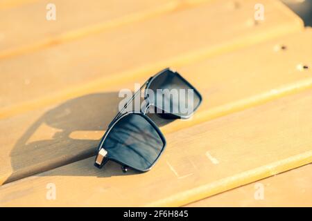 Occhiali da sole oversize modello con grandi lenti nere sparare fuori in natura in un closeup di giorno d'estate. Messa a fuoco selettiva Foto Stock