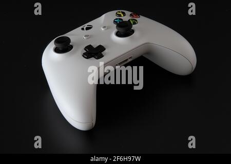 CITTÀ DEL MESSICO, MESSICO - MARZO 18 2021: Console e controller di gioco di una Xbox bianca.