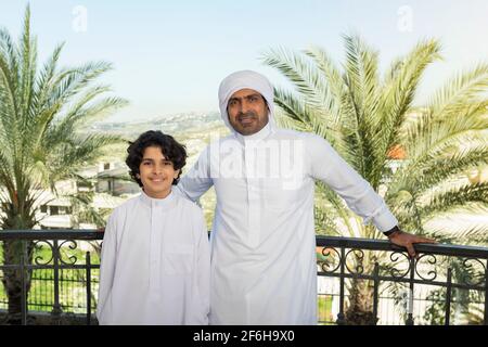 Ritratto arabo di Padre e Figlio godendo del tempo a casa Foto Stock