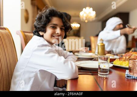 Famiglia araba cena, famiglia araba mangiare iftar in Ramadan Foto Stock