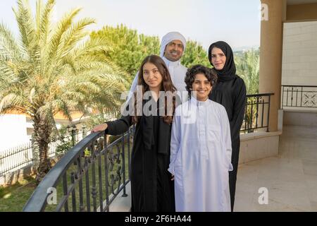 Famiglia araba che si gode del tempo in giardino Foto Stock